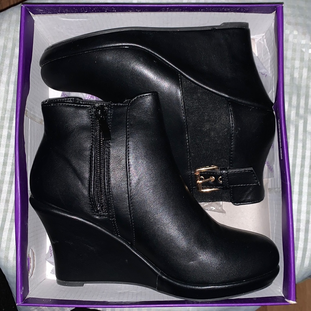 Black wedges